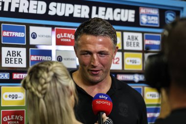 Sam Burgess Warrington Wolves 'un baş antrenörü Jenna Brooks ile oynadığı maç sonrası yapılan Betfred 20. Leigh Leopards - Warrington Wolves maçında Leigh Spor Köyü, Leigh, Birleşik Krallık, 2025