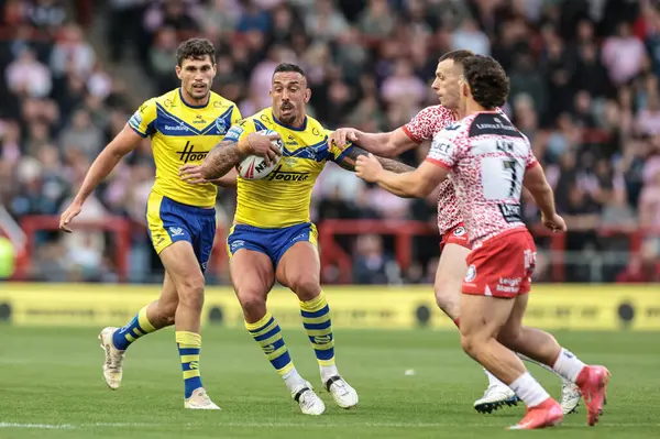 Warrington Wolves 'tan Paul Vaughan, Birleşik Krallık' ın Leigh Spor Köyü 'nde 20 Leigh Leopards ve Warrington Wolves arasındaki Süper Lig Turu' nda araya girdi. 