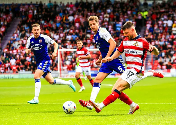 Doncaster Rovers takımından Glenn Middleton, 2 Ağustos 2025 'te Eco-Power Stadyumu' nda oynanan Sky Bet 1 karşılaşmasında topu geçti.
