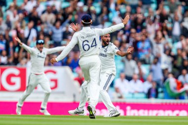 Hindistan 'dan Muhammed Siraj, 5. Rothesay Test Maçı' nda İngiliz Jamie Smith 'in görevden alınması sonrasında 4 Ağustos 202' de Kia Oval, Londra, İngiltere 'de Hindistan' a karşı yapılan 5.