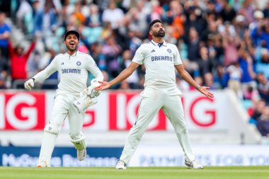 Hindistan 'dan Muhammed Siraj, 5. Rothesay Test Maçı' nda seriyi çekerken, 4 Ağustos 202 'de Kia Oval, Londra' da Hindistan 'a karşı İngiltere' yi kutluyor.