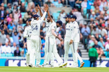 Hindistan 'dan Muhammed Siraj, 5. Rothesay Test Maçı' nda İngiltere 'den Jamie Overton' ı kovduktan sonra 4 Ağustos 202 'de Londra, Kia Oval' da Hindistan 'a karşı Kia Oval' da takım arkadaşlarıyla kutluyor.