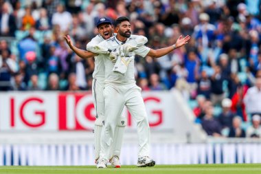 Hindistan 'dan Muhammed Siraj, 5. Rothesay Test Maçı' nda seriyi çekerken takım arkadaşlarıyla kutluyor. 5.