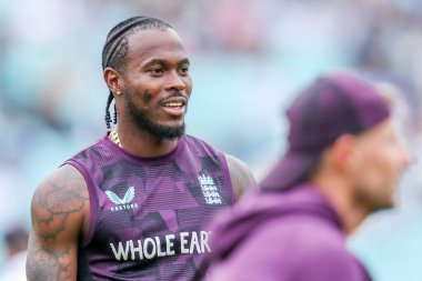 İngiltere 'den Jofra Archer, 5. Rothesay Test Maçı' ndan önce ısınıyor. 5. İngiltere - Hindistan - Kia Oval, Londra, İngiltere, 4 Ağustos 202