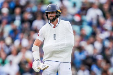 İngiltere 'den Chris Woakes, 5. Rothesay Test Maçı' nda tek koluyla sahaya çıktı. 5. İngiltere - Hindistan maçı, Kia Oval, Londra, 4 Ağustos 202