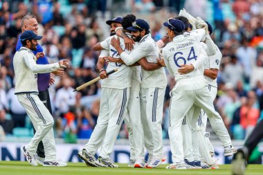Hindistan 'dan Muhammed Siraj, 5. Rothesay Test Maçı' nda seriyi çekerken takım arkadaşlarıyla kutluyor. 5.