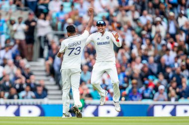Hindistan 'dan Muhammed Siraj, 5. Rothesay Test Maçı' nda İngiltere 'den Jamie Overton' ı kovduktan sonra 4 Ağustos 202 'de Londra, Kia Oval' da Hindistan 'a karşı Kia Oval' da takım arkadaşlarıyla kutluyor.