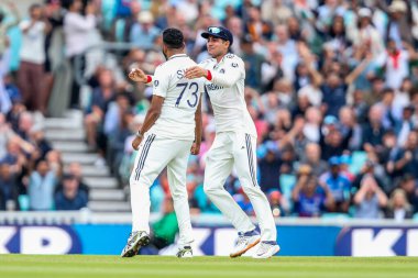 Hindistan 'dan Muhammed Siraj, 5. Rothesay Test Maçı' nda İngiltere 'den Jamie Overton' ı kovduktan sonra 4 Ağustos 202 'de Londra, Kia Oval' da Hindistan 'a karşı Kia Oval' da takım arkadaşlarıyla kutluyor.