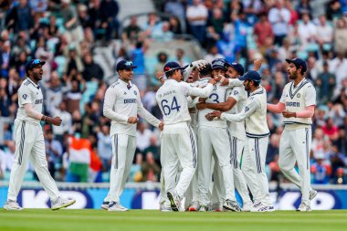 Hindistan 'dan Muhammed Siraj, 5. Rothesay Test Maçı' nda İngiltere 'den Jamie Overton' ı kovduktan sonra 4 Ağustos 202 'de Londra, Kia Oval' da Hindistan 'a karşı Kia Oval' da takım arkadaşlarıyla kutluyor.