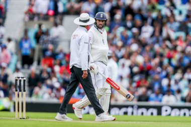İngiltere 'den Chris Woakes, 5. Rothesay Test Maçı' nda tek koluyla sahaya çıktı. 5. İngiltere - Hindistan maçı, Kia Oval, Londra, 4 Ağustos 202