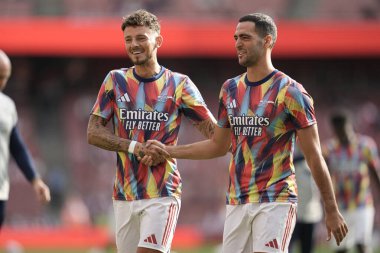 Arsenal 'den Ben White ve Arsenal' den Mikel Merino, 6 Ağustos 2025 'te Emirates Stadyumu' nda Arsenal ve Villarreal arasında oynanan sezon öncesi dostluk maçı öncesinde