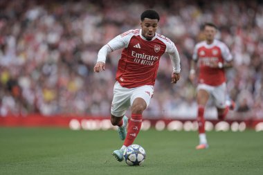 Arsenal 'den Ethan Nwaneri, 6 Ağustos 2025' te Emirates Stadyumu 'nda Arsenal' in Villarreal 'e karşı oynadığı sezon öncesi dostluk maçında topa vuruyor.