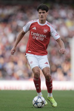 Arsenal 'den Christian Norgaard, 6 Ağustos 2025' te Emirates Stadyumu 'nda Arsenal' in Villarreal 'e karşı oynadığı sezon öncesi dostluk maçında topa vuruyor.