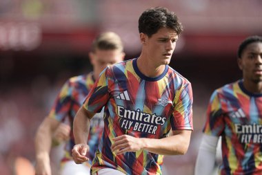 Arsenal 'den Christian Norgaard, sezon öncesi dostluk maçı öncesinde Arsenal, 6 Ağustos 2025' te Emirates Stadyumu 'nda Villarreal' e karşı.