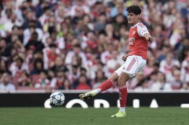 Arsenal 'den Christian Norgaard, 6 Ağustos 2025' te İngiltere 'nin Emirates Stadyumu' nda Arsenal 'in Villarreal' e karşı oynadığı sezon öncesi dostluk maçında ileri pas attı.