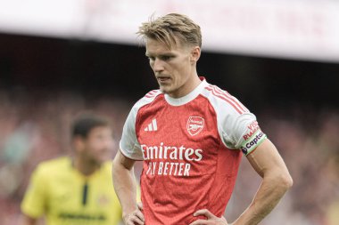 Arsenal 'den Martin degaard, Arsenal' in 6 Ağustos 2025 'te Emirates Stadyumu' nda Villarreal 'e karşı oynadığı sezon öncesi dostluk maçı sırasında