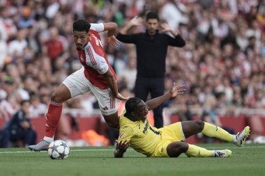 Arsenal 'den William Sthe topu 6 Ağustos 2025' te Emirates Stadyumu 'nda Arsenal' in Villarreal 'e karşı oynadığı ön sezon dostluk maçında kazandı.