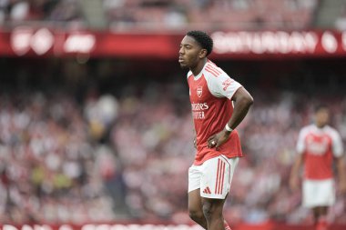 Arsenal 'den Myles Lewis-Skelly sezon öncesi dostluk maçı sırasında Arsenal, Emirates Stadyumu, Londra' da Villarreal 'e karşı, 6 Ağustos 2025