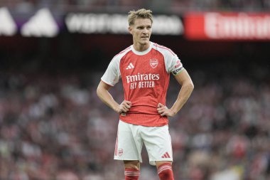 Arsenal 'den Martin degaard, Arsenal' in 6 Ağustos 2025 'te Emirates Stadyumu' nda Villarreal 'e karşı oynadığı sezon öncesi dostluk maçı sırasında