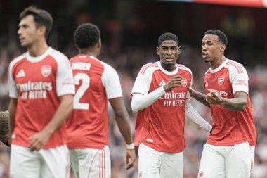Arsenal 'den Gabriel, Arsenal' den Cristian Mosquera ile 6 Ağustos 2025 'te Emirates Stadyumu' nda oynanan sezon öncesi dostluk maçı sırasında konuşuyor.