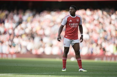 Arsenal 'den Myles Lewis-Skelly sezon öncesi dostluk maçı sırasında Arsenal, Emirates Stadyumu, Londra' da Villarreal 'e karşı, 6 Ağustos 2025