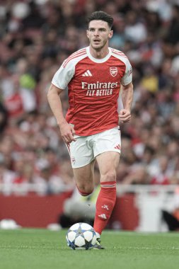 Arsenal 'den Declan Rice, 6 Ağustos 2025' te Emirates Stadyumu 'nda oynanan sezon öncesi dostluk maçı Arsenal' in Villarreal 'e karşı oynadığı maçta topa vuruyor.