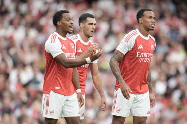 Arsenal oyuncuları sezon öncesi hazırlık maçı sırasında Arsenal, Villarreal 'e karşı Emirates Stadyumu, Londra, İngiltere, 6 Ağustos 2025