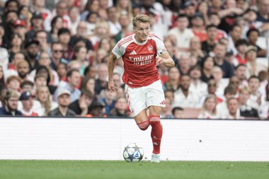 Arsenal 'den Martin degaard, 6 Ağustos 2025' te Emirates Stadyumu 'nda oynanan Arsenal-Villarreal maçında topu ileri sürüyor.
