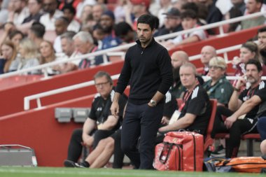 Arsenal 'in Mikel Arteta teknik direktörü Arsenal' in 6 Ağustos 2025 'te Emirates Stadyumu' nda Villarreal 'e karşı oynadığı sezon öncesi dostluk maçı sırasında