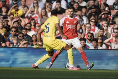 Arsenal 'den Gabriel Martinelli, 6 Ağustos 2025' te Emirates Stadyumu 'nda oynanan Arsenal-Villarreal maçında topa vuruyor.