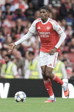 Arsenal 'den Cristian Mosquera, 6 Ağustos 2025' te Emirates Stadyumu 'nda Arsenal' in Villarreal 'e karşı oynadığı sezon öncesi dostluk maçı sırasında