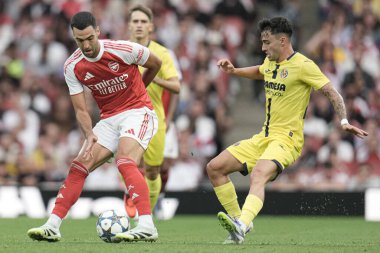 Arsenal 'den Mikel Merino, 6 Ağustos 2025' te Emirates Stadyumu 'nda oynanan sezon öncesi dostluk maçı Arsenal' e karşı Villarreal maçında topa vuruyor.