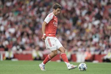 Arsenal 'den Jakub Kiwior, Arsenal' in 6 Ağustos 2025 'te Emirates Stadyumu' nda Villarreal 'e karşı oynadığı sezon öncesi dostluk maçı sırasında