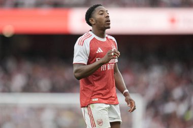 Arsenal 'den Myles Lewis-Skelly sezon öncesi dostluk maçı sırasında Arsenal, Emirates Stadyumu, Londra' da Villarreal 'e karşı, 6 Ağustos 2025