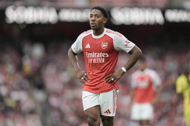 Arsenal 'den Myles Lewis-Skelly sezon öncesi dostluk maçı sırasında Arsenal, Emirates Stadyumu, Londra' da Villarreal 'e karşı, 6 Ağustos 2025