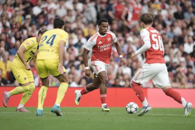 Arsenal 'den Jurrien Timber, 6 Ağustos 2025' te Emirates Stadyumu 'nda Arsenal' in Villarreal 'e karşı oynadığı sezon öncesi dostluk maçı sırasında