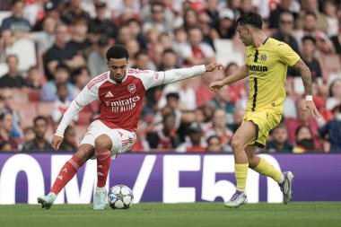 Arsenal 'den Ethan Nwaneri, 6 Ağustos 2025' te Emirates Stadyumu 'nda Arsenal' in Villarreal 'e karşı oynadığı sezon öncesi dostluk maçında topa vuruyor.