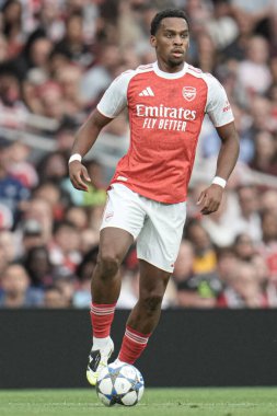 Arsenal 'den Jurrien Timber, 6 Ağustos 2025' te Emirates Stadyumu 'nda Arsenal' in Villarreal 'e karşı oynadığı sezon öncesi dostluk maçı sırasında