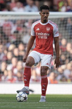 6 Ağustos 2025 'te Birleşik Krallık' taki Emirates Stadyumu 'nda Arsenal' in Villarreal 'e karşı oynadığı sezon öncesi dostluk maçında topu Arsenal' e karşı Arsenal 'in attığı