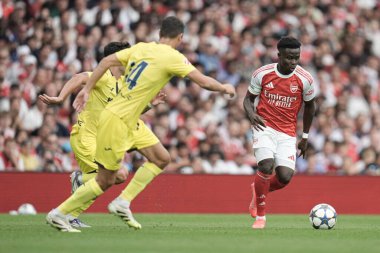 Arsenal 'den Bukayo Saka, 6 Ağustos 2025' te Emirates Stadyumu 'nda oynanan Arsenal-Villarreal maçında topa vuruyor.