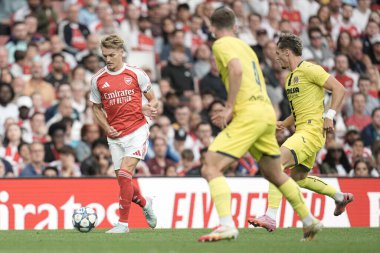Arsenal 'den Martin degaard, Arsenal' in 6 Ağustos 2025 'te Emirates Stadyumu' nda Villarreal 'e karşı oynadığı sezon öncesi dostluk maçı sırasında