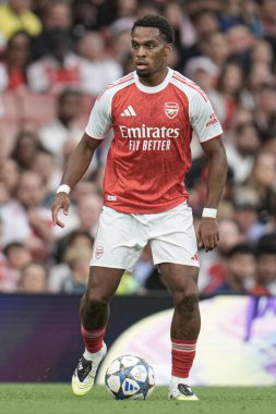 Arsenal 'den Jurrien Timber, 6 Ağustos 2025' te Emirates Stadyumu 'nda Arsenal' in Villarreal 'e karşı oynadığı sezon öncesi dostluk maçı sırasında