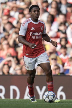 Arsenal 'den Myles Lewis-Skelly sezon öncesi dostluk maçı sırasında Arsenal, Emirates Stadyumu, Londra' da Villarreal 'e karşı, 6 Ağustos 2025