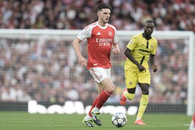 Arsenal 'den Declan Rice, 6 Ağustos 2025' te Emirates Stadyumu 'nda oynanan sezon öncesi dostluk maçı Arsenal' in Villarreal 'e karşı oynadığı maçta topa vuruyor.