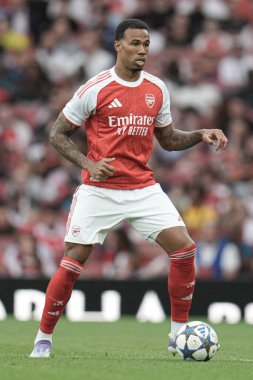 Arsenal 'li Gabriel, 6 Ağustos 2025' te Emirates Stadyumu 'nda Arsenal ile Villarreal arasında oynanan sezon öncesi dostluk maçı sırasında