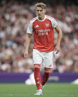 Arsenal 'den Martin degaard, Arsenal' in 6 Ağustos 2025 'te Emirates Stadyumu' nda Villarreal 'e karşı oynadığı sezon öncesi dostluk maçı sırasında