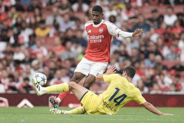 Villarreal CF 'den Santi Comesaa, 6 Ağustos 2025' te Emirates Stadyumu 'nda oynanan sezon öncesi Arsenal-Villarreal maçında Arsenal' in Cristian Mosquera of Arsenal maçını kazandı.