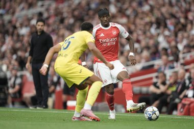 Arsenal 'den Noni Madueke, 6 Ağustos 2025' te İngiltere 'nin Emirates Stadyumu' nda oynanan sezon öncesi dostluk maçı Arsenal 'e karşı Villarreal maçında ileri pas attı.