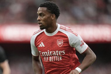 Arsenal 'den Jurrien Timber, 6 Ağustos 2025' te Emirates Stadyumu 'nda Arsenal' in Villarreal 'e karşı oynadığı sezon öncesi dostluk maçı sırasında