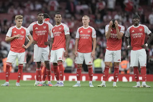Arsenal oyuncuları sezon öncesi hazırlık maçı sırasında Arsenal, Villarreal 'e karşı Emirates Stadyumu, Londra, İngiltere, 6 Ağustos 2025